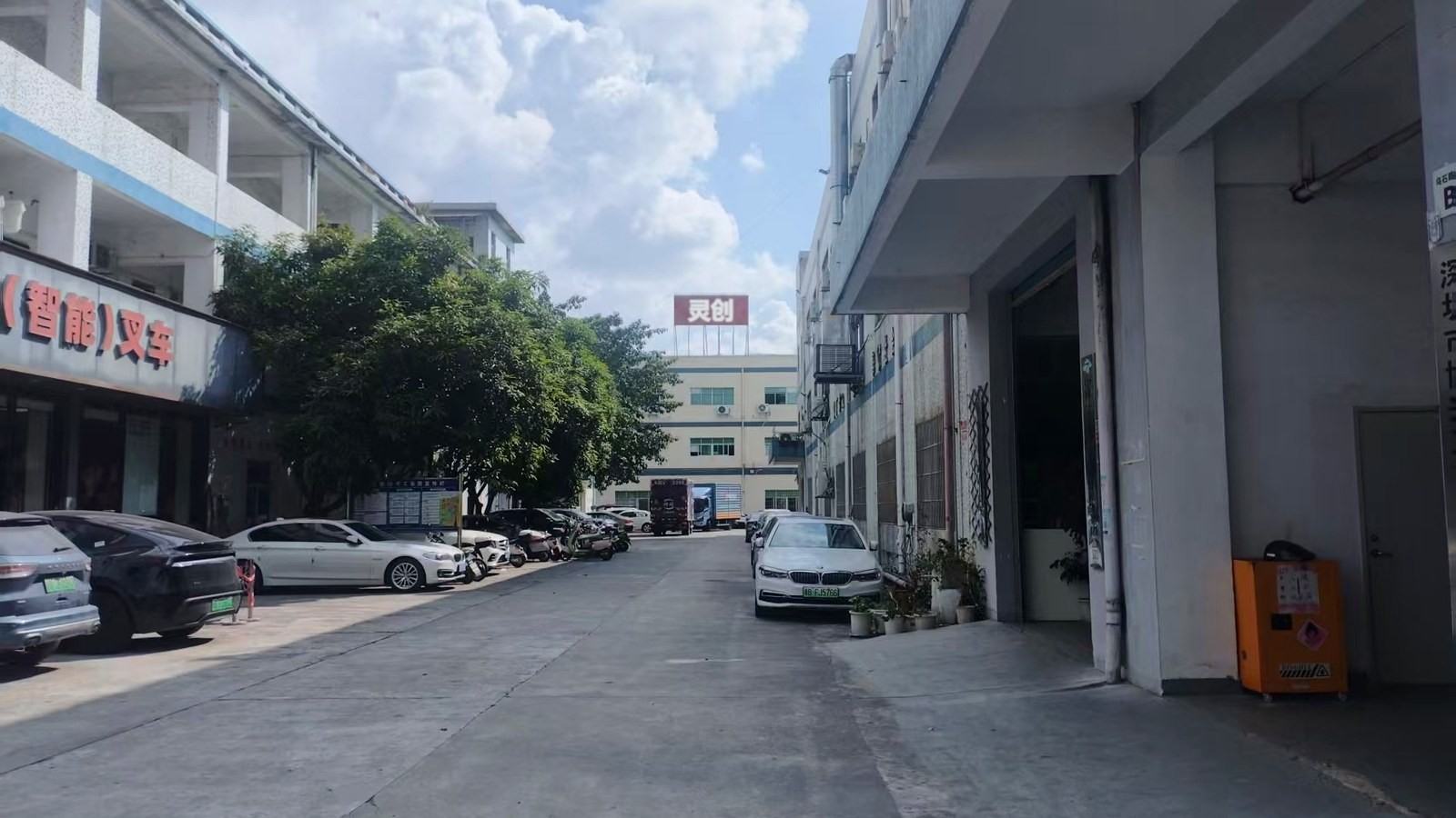 Wide view of the Lingvent Design factory yard in Guangdong, China, with the Lingchuang rooftop sign on the main building